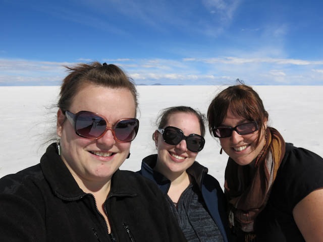 Les copines à lunettes dans le désert de sel d'Uyuni en Bolivie