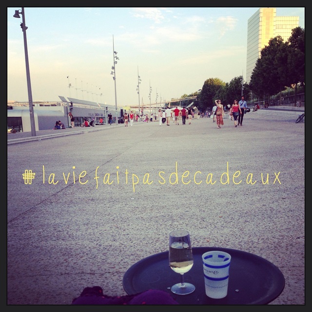 Sur les quais à Paris avec un verre de vin (et la citation de mon ami Laurent)