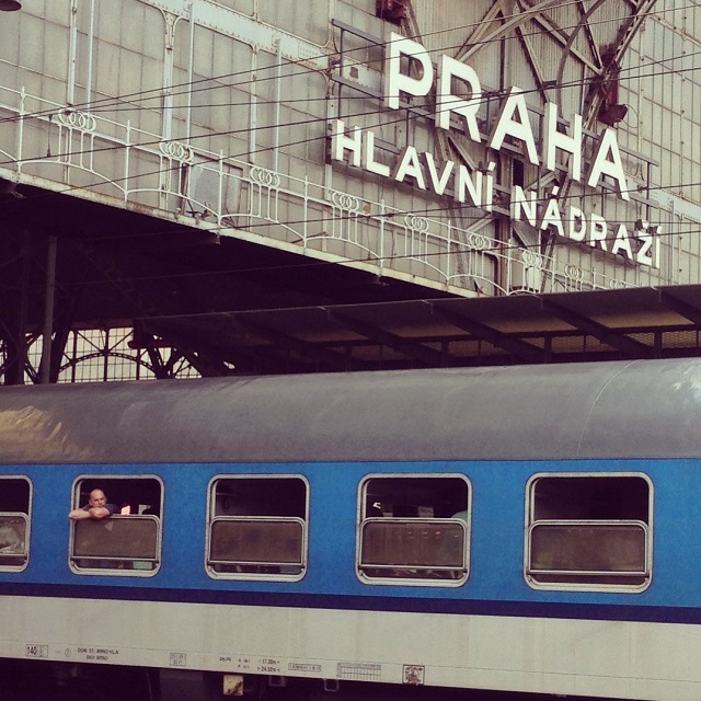 Voyageur dans un train à la gare centrale de Prague