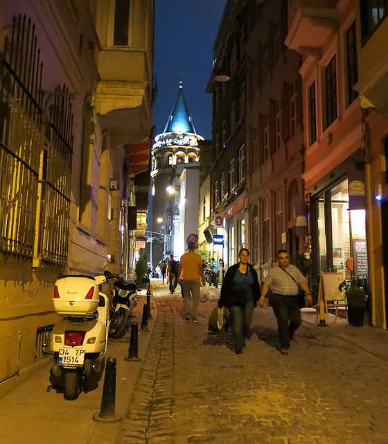 Vue sur la tour de nuit - Istanbul, Turquie