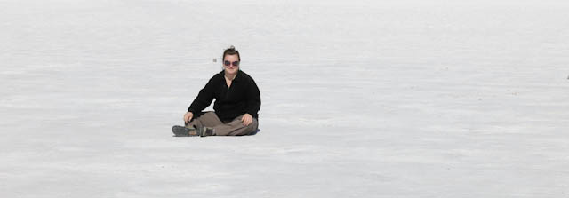 Assise dans le sel - Désert de sel - Salar d'Uyuni, Bolivie