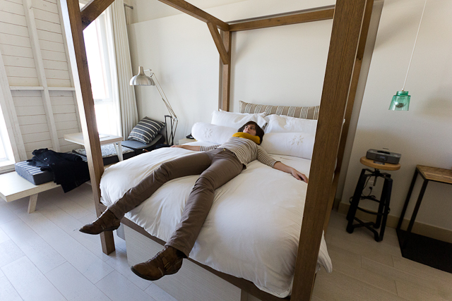 Lucie teste le lit - La Ferme du Massif de Charlevoix