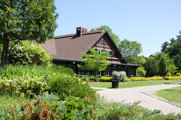 Arrière du Fairmont Château Montebello