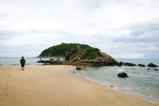 Rocher sur la plage quasi-déserte - Phuket