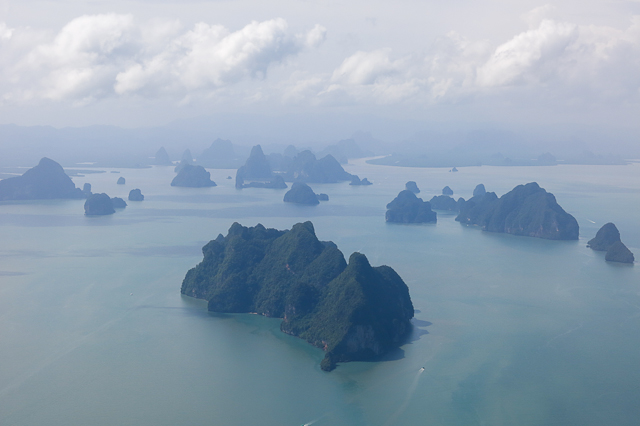 Vue de l'avion sur les îles près de Phuket