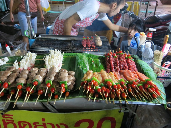 Brochettes de viande dans les rues de Bangkok, Thailande