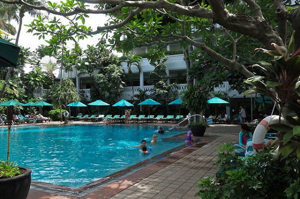 Cour intérieure et piscine - Anantara Riverside - Bangkok, Thailande