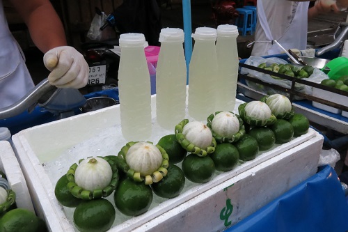 Limonade plus que fraîche au marché de Bangkok