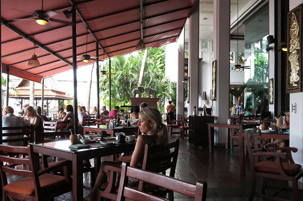 Salle à manger extérieure - Anantara Riverside - Bangkok, Thailande
