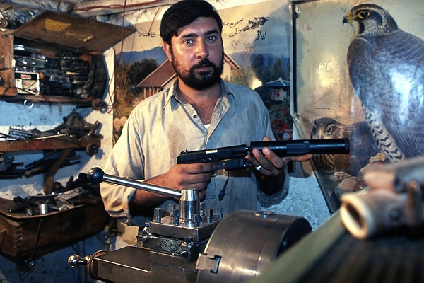 Un artisan parmi bien d'autres à Darra Adam Khel au Pakistan