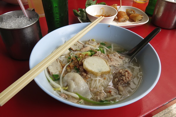 Une soupe aux nouilles mangée dans une ruelle de Bangkok