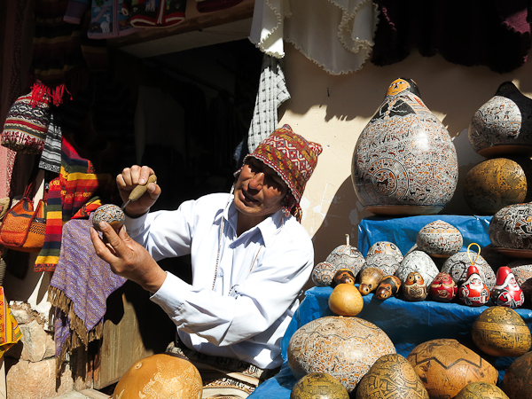 Artisan de la région dans la vallée sacrée du Pérou