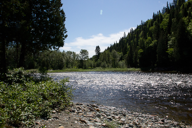 Au bord de l'eau - L'Auberge Gîte du Mont-Albert, Gaspésie