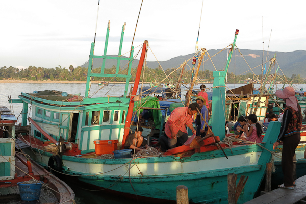 Bateaux du marché aux poissons - Kampot, Cambodge