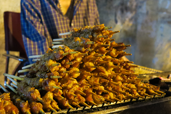 Brochettes sur le grill, un parfait snack sur la go - Back of the bike tours - Ho Chi Minh - Saigon, Vietnam