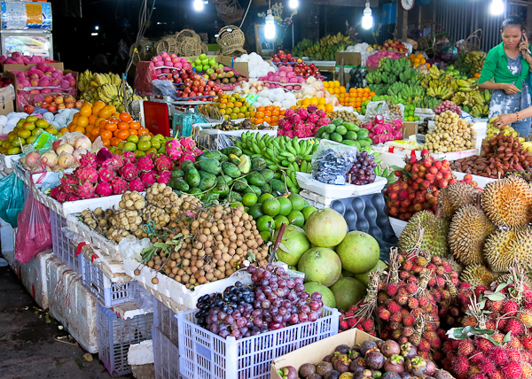 Des tonnes de fruits ultra frais - Siem Reap Street Food By Night tour - Cambodge