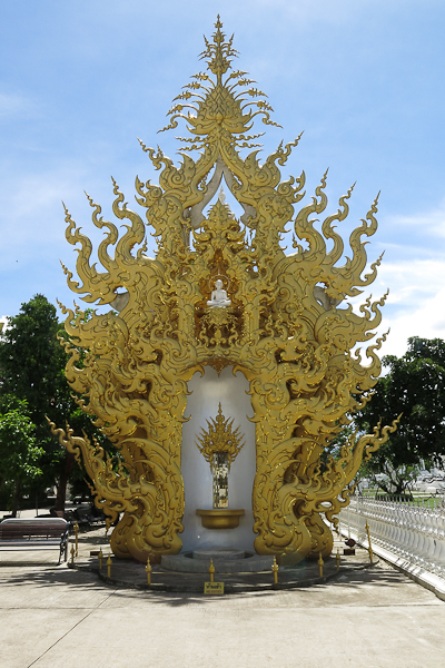 Dorures un peu partout sur le terrain du Temple Blanc (White Temple) - Chiang Rai, Thaïlande