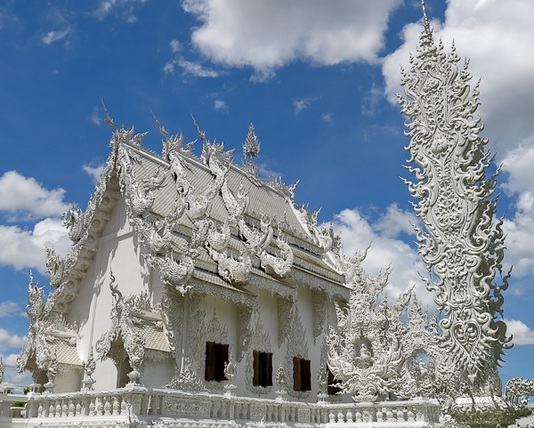En s'éloignant du Temple Blanc (White Temple) - Chiang Rai, Thaïlande