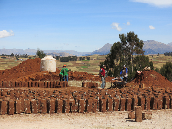 Fabrication d'habitations avec des briques en terre - Vallée sacrée - Pérou
