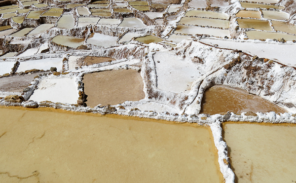 Fascinée par ce sel récolté à flanc de montagne - salines de Maras - Vallée sacrée des Incas, Pérou
