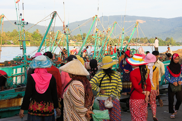 Femmes au marché aux poissons - Kampot, Cambodge