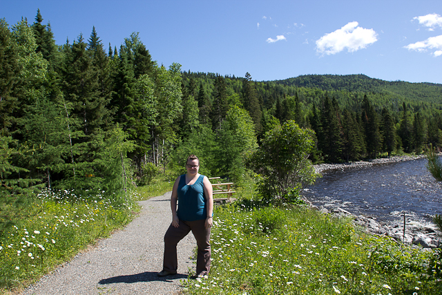 Jen au bord de la rivière - L'Auberge Gîte du Mont-Albert, Gaspésie