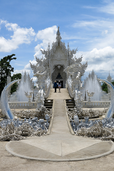 L'entrée remarquée du Temple Blanc (White Temple) - Chiang Rai, Thaïlande