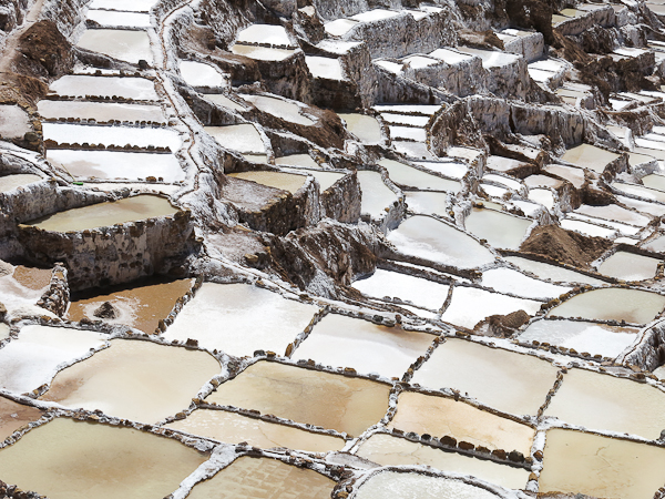 Les alvéoles de sel séchant au soleil - Salines de Maras - Vallée sacrée des Incas, Pérou