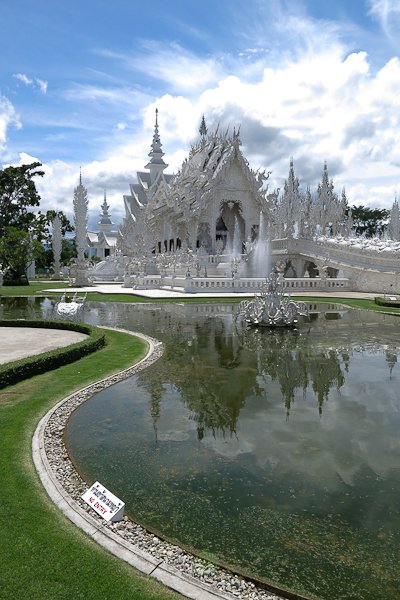 L'étang devant le Temple Blanc (White Temple) - Chiang Rai, Thaïlande