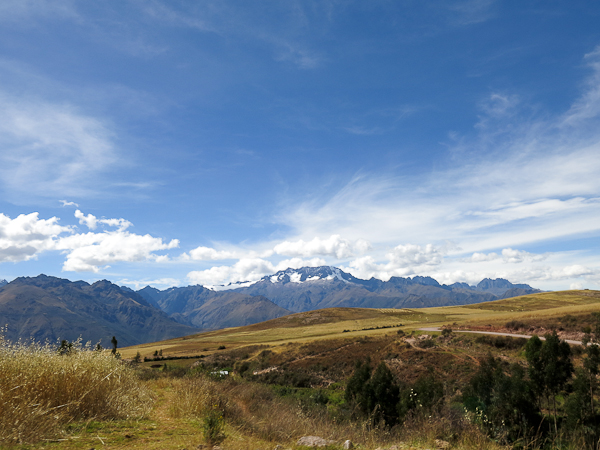 Montagnes au loin dans la vallée sacrée - Pérou