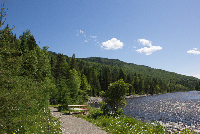 Sentier au bord de la rivière - L'Auberge Gîte du Mont-Albert, Gaspésie