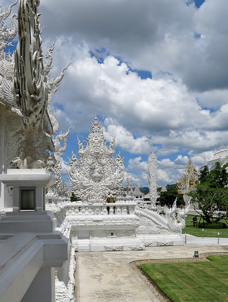 Sur le terrain du Temple Blanc (White Temple) - Chiang Rai, Thaïlande
