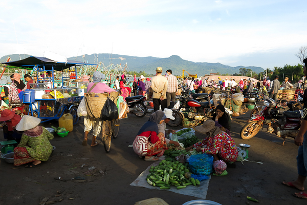 Vente au marché aux poissons - Kampot, Cambodge