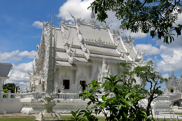 Vue de côté du Temple Blanc (White Temple) - Chiang Rai, Thaïlande