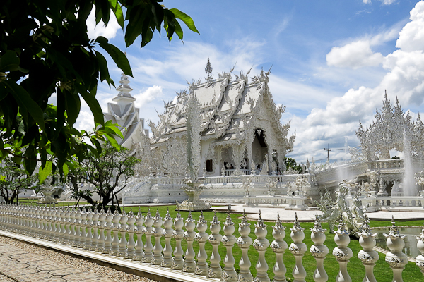 Vue à l'ombre du Temple Blanc (White Temple) - Chiang Rai, Thaïlande
