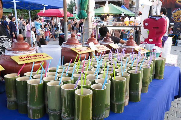 Du jus servi dans des bambous