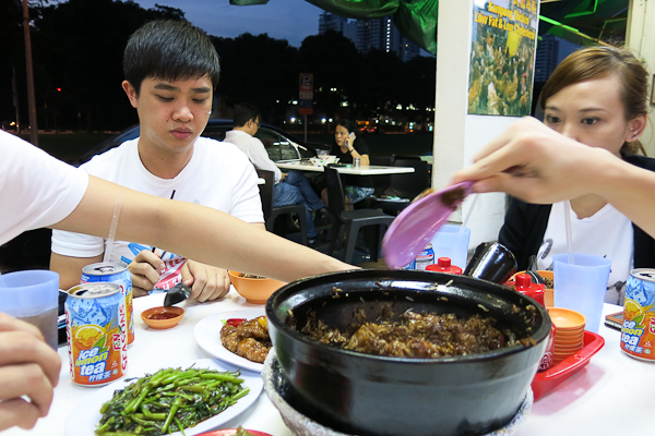 Black Rice - Du riz à la sauce soja noir avec de la viande. Un plat communautaire - Singapour
