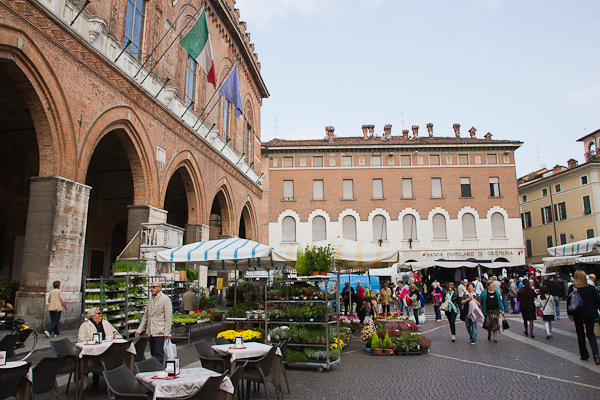 Café et marché locaux - Cremona, Lombardie, Italie