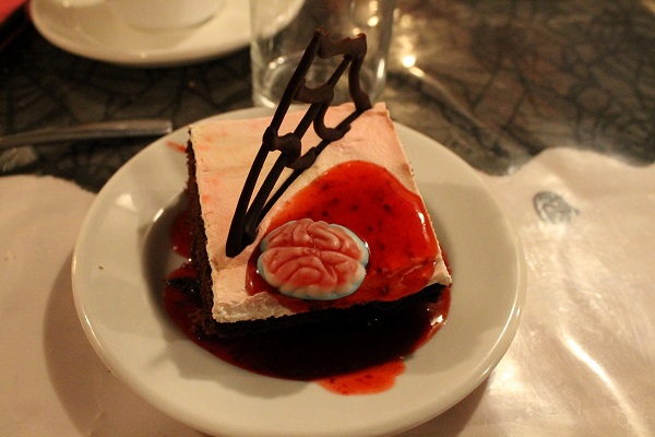 Dessert - Horreur chocolatée, gâteau au chocolat avec coulis de framboises