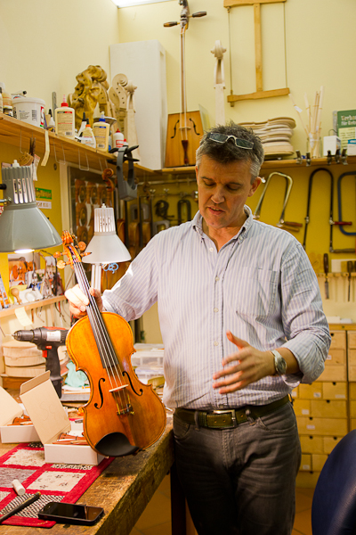 Edgar nous explique la science de luthier - Edgar Russ Luthier - Cremona, Lombardie, Italie