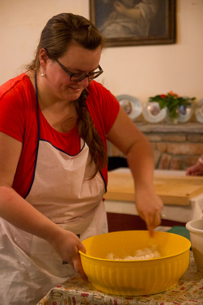 Jen en pleine préparation des pâtes - Locanda al Carrobbio - Cremona, Lombardie, Italie