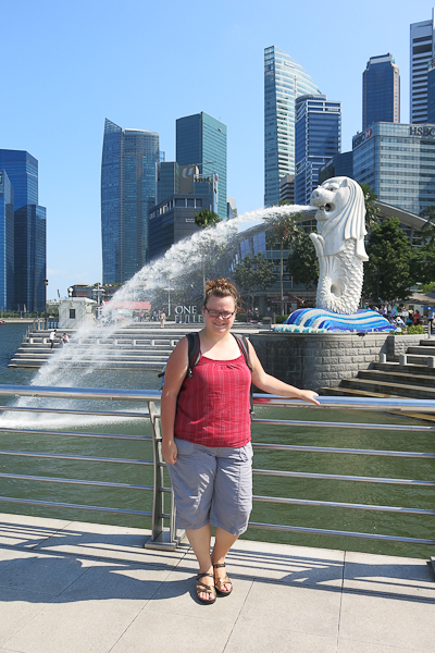 Jennifer devant le Merlion, symbole de Singapour