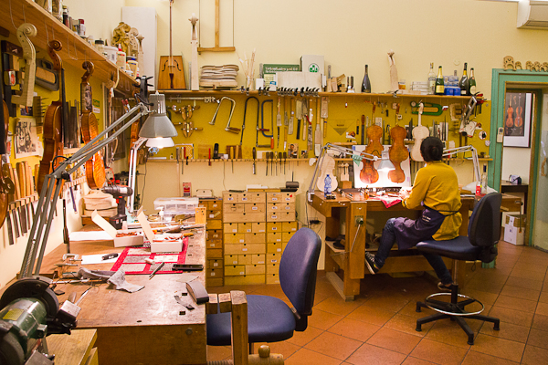 L'atelier du maître - Edgar Russ Luthier - Cremona, Lombardie, Italie