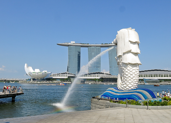 Le Merlion et le Marina Bay Sands sur l'Esplanade - Singapour