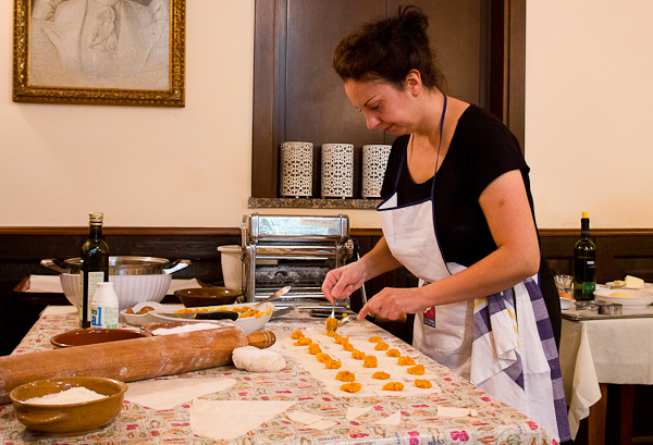 On prépare les tortelli - Locanda al Carrobbio - Cremona, Lombardie, Italie