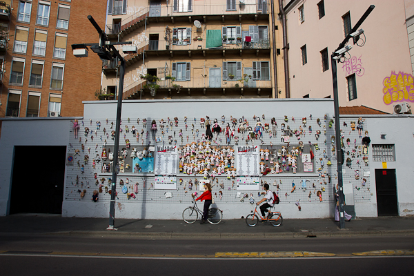 Passants devant le mur de poupées - Milan, Italie - Art de rue