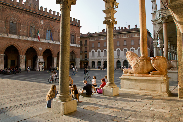 Petite pause au coucher de soleil sur les marches du Duomo - Cremona, Lombardie, Italie