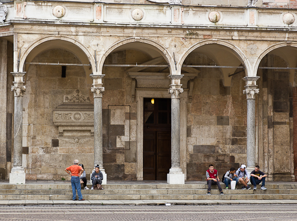 Petite pause sur les marches du Duomo - Cremona, Lombardie, Italie
