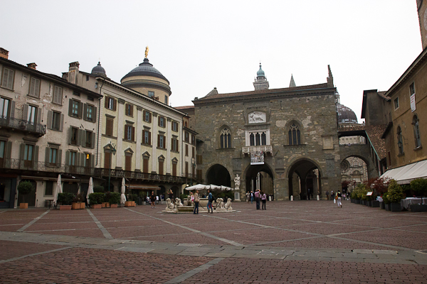 Piazza Vecchia, centre névralgique de Bergamo, Lombardie, Italie