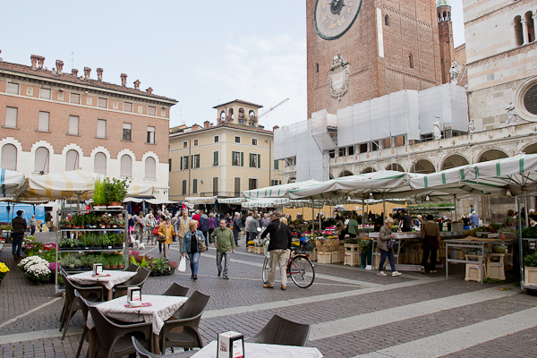 Piazza del Duomo pendant le marché - Cremona, Lombardie, Italie